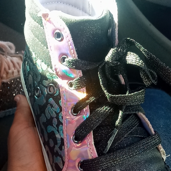 Shoews - Picture 2 of 4